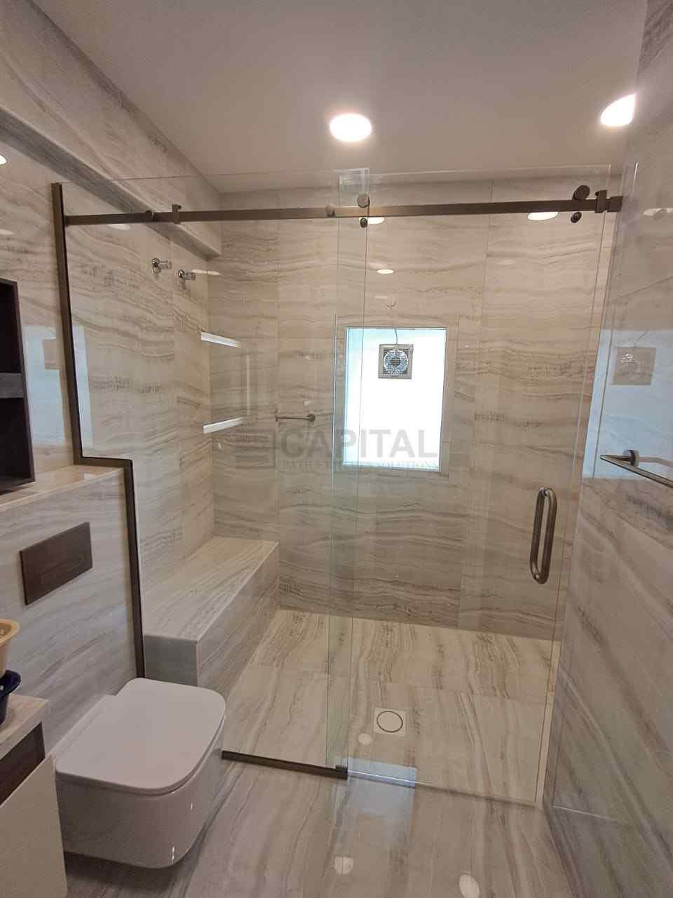 كابينة دش زجاجية منزلقة  تصميم حمام عصري في الإمارات